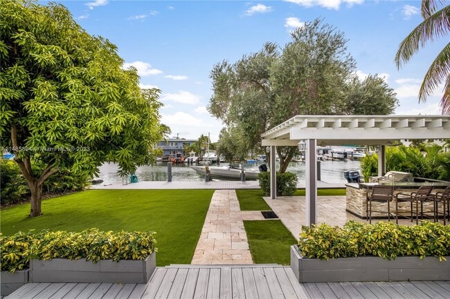 Building Photo - 950 S Shore Dr