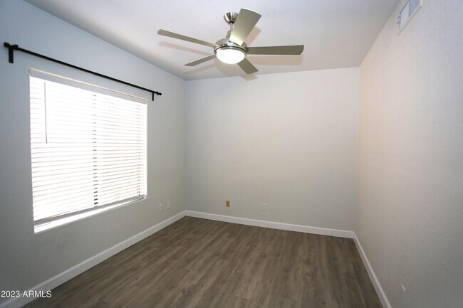 Building Photo - 924 E Manor Dr