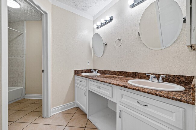 Building Photo - 15815 Thistledew Dr