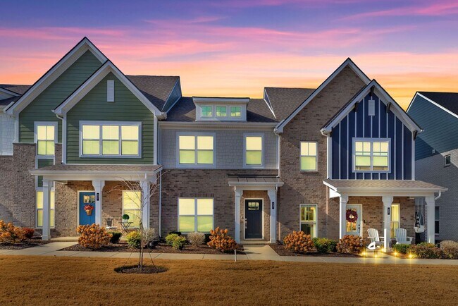 Building Photo - Hendersonville Townhome