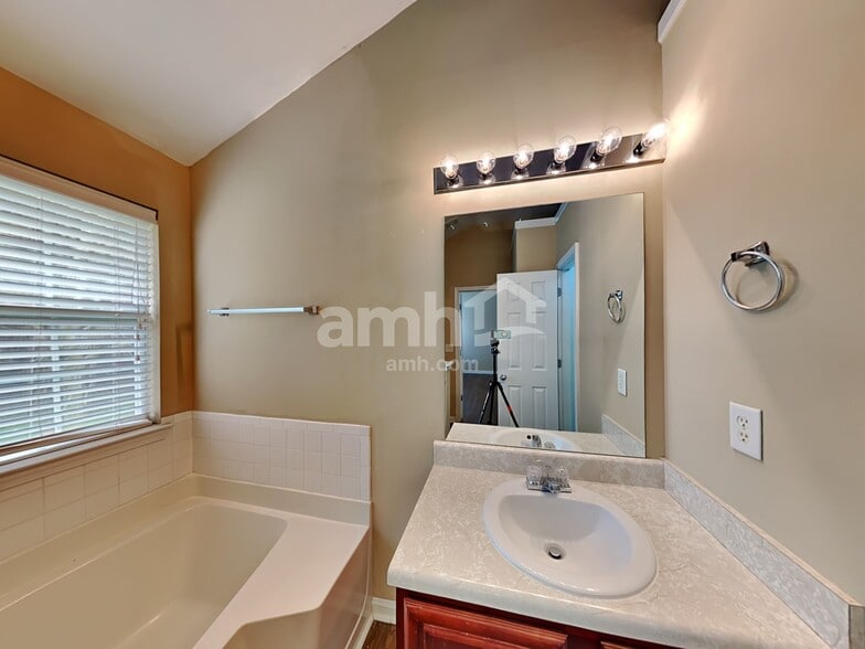 Building Photo - 118 Hidden Creek Dr