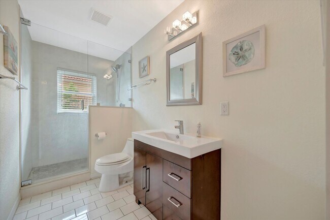 Building Photo - Stunning Annual Rental: Luxury Coastal Liv...