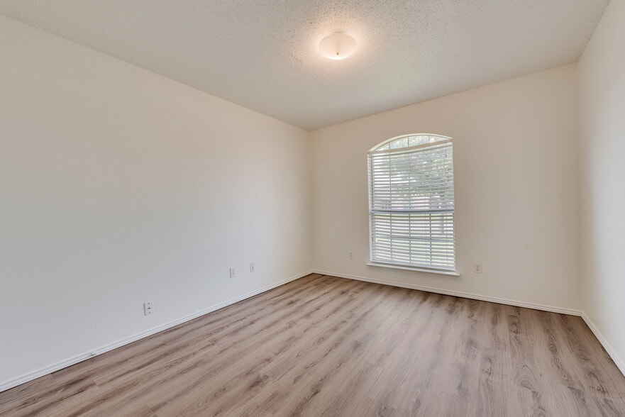 Building Photo - 512 Asbury Dr