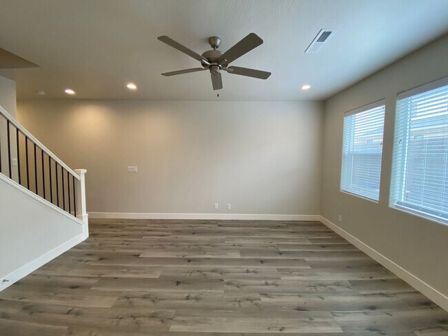 Building Photo - Mustang Townhome!!