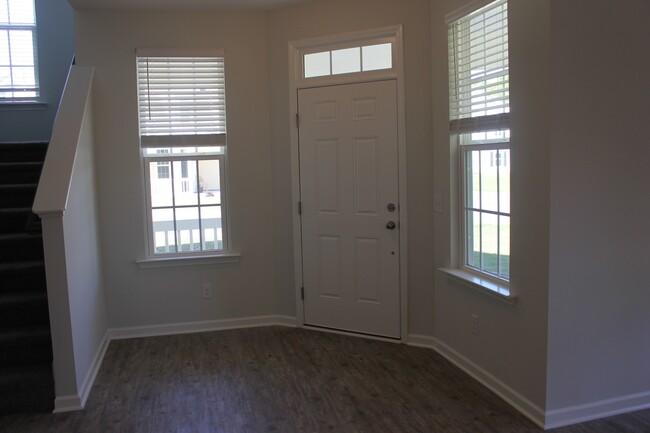 Building Photo - Beautiful Townhome in Wellstone