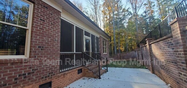 Building Photo - 550 Cottonfield Cir