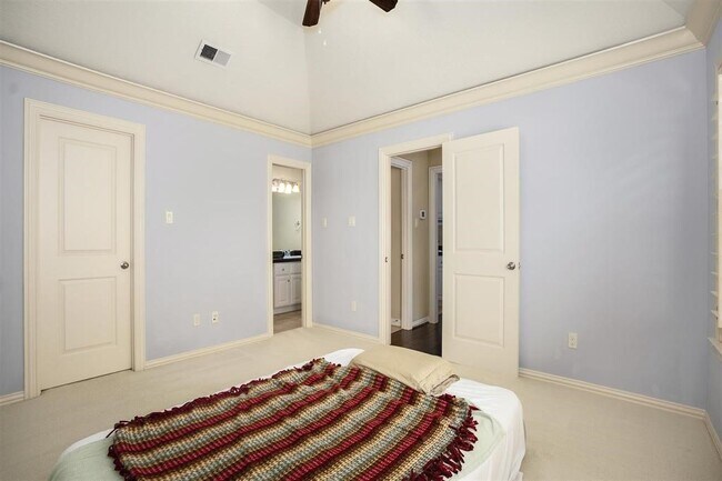 Building Photo - 2050 Palm Forest Ln