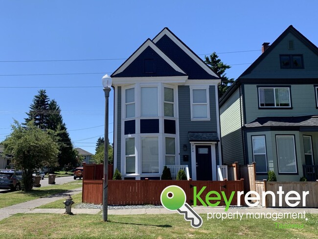 Building Photo - Newly Remodeled Centrally Located Tacoma H...