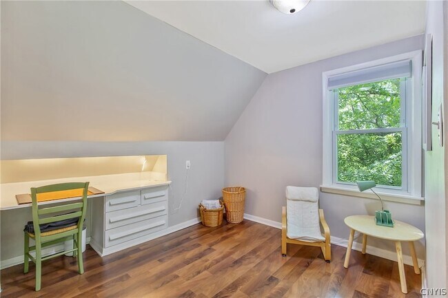 Building Photo - 562 Buckingham Ave