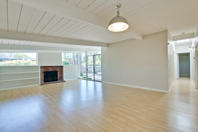 Building Photo - Nice Single Level Eichler Home in the Gree...