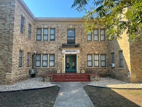 Building Photo - Charming One Bedroom Apartment Near Downtown!