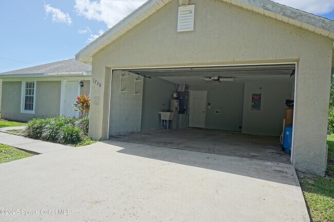 Building Photo - 1758 Tradewinds Ave SE