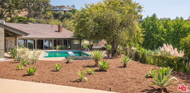 Building Photo - 1365 N Wetherly Dr