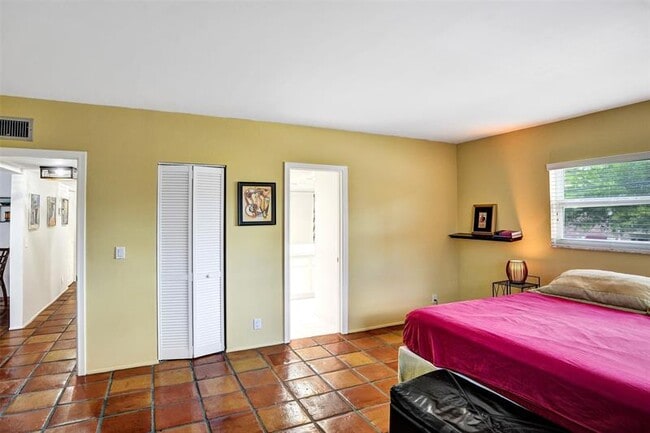 Building Photo - 1212 SE 2nd Ct