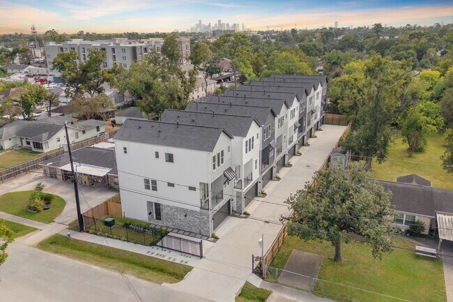 Building Photo - 717 Janisch Rd