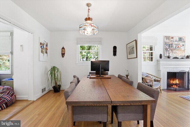Building Photo - 3221 Coquelin Terrace