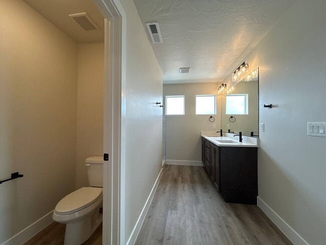 Building Photo - Beautiful Townhome!