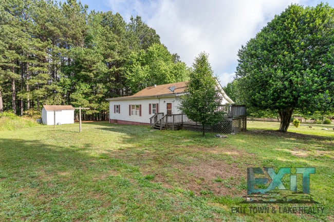 Building Photo - Spacious Country Home in Convenient La Crosse Location