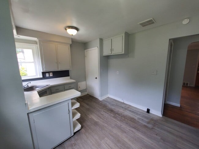 Building Photo - 16108 Edgewood Ave
