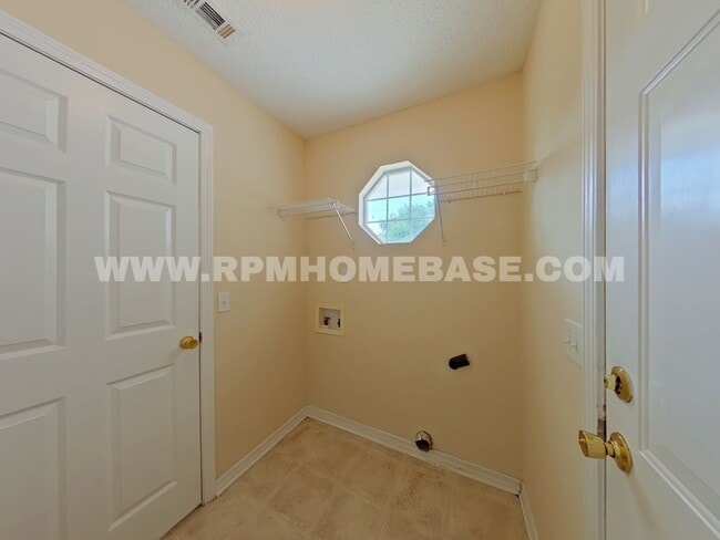 Building Photo - 338 Apple Dr