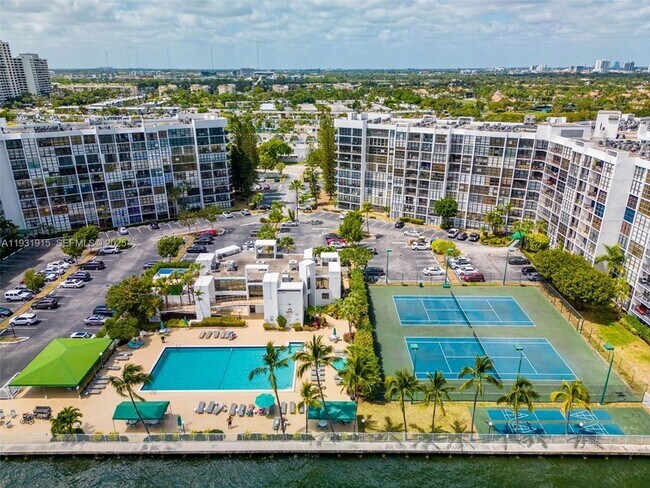 Building Photo - 1000 Parkview Dr