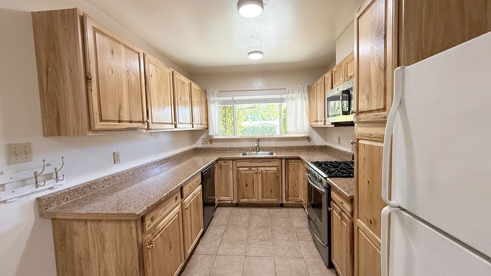 Building Photo - 550 Highland Dr
