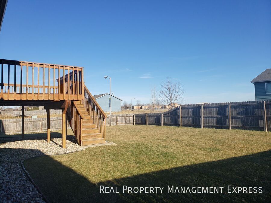 Building Photo - Lovely 4 Bed 2 Bath Home with a Huge Deck and Massive Fenced-in Yard