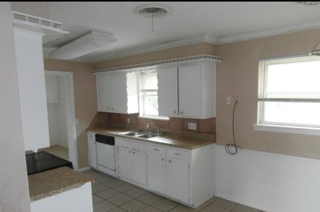Building Photo - Beautiful East side Living