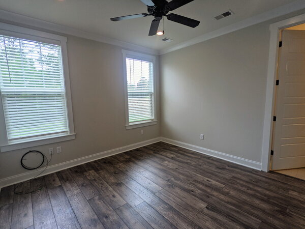 Building Photo - 417 Live Oak Dr