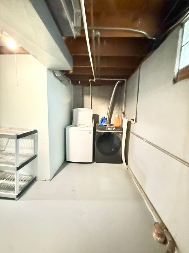 Building Photo - Move in ready home on Routt!