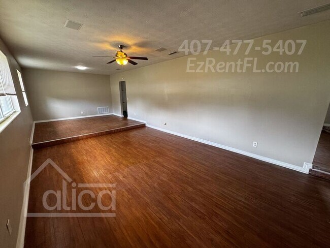 Building Photo - 1550 Starwan Rd E