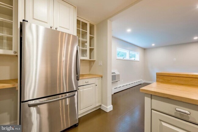Building Photo - 3236 McKinley St NW