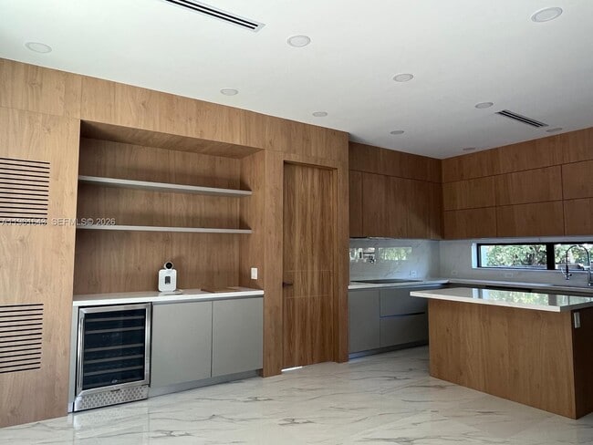 Building Photo - 1700 NE 18th St