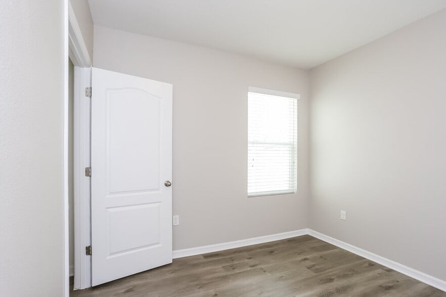 Building Photo - 12018 Suburban Sunrise St