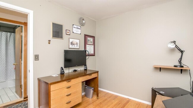 Building Photo - 406 Manor Dr