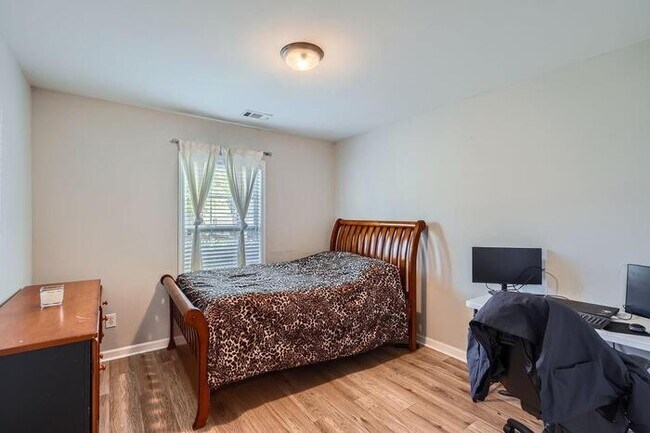 Building Photo - 1756 Hedington Ct SE