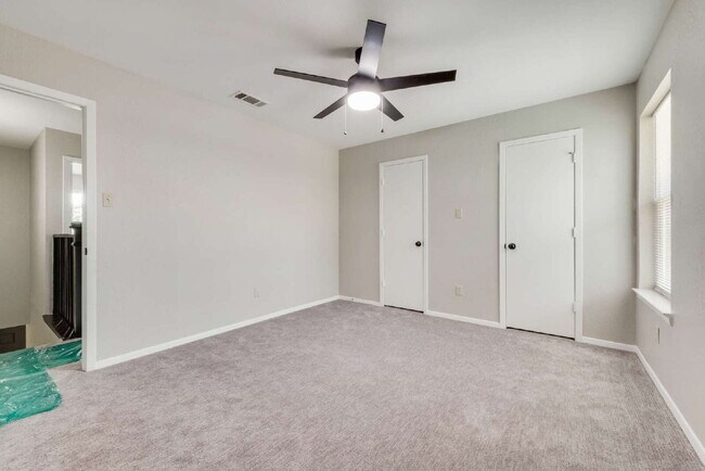 Building Photo - Completely Remodeled Triplex Unit 2 bed 1....