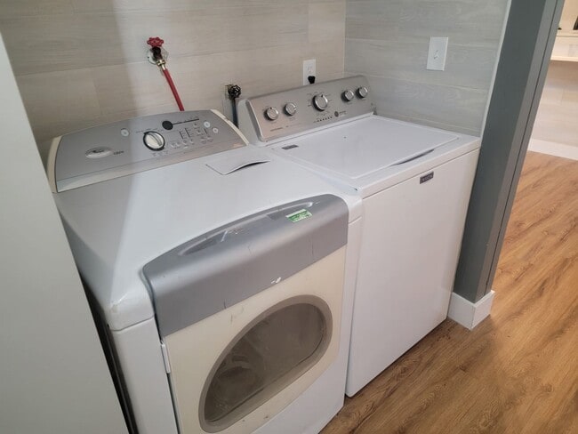 Building Photo - 1196 Thorndale Dr