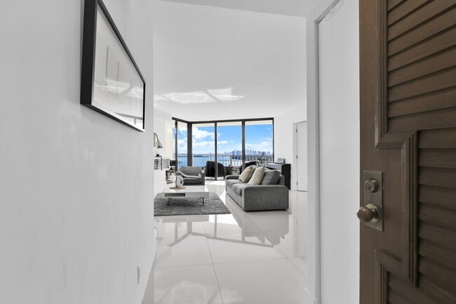 Building Photo - 1000 NE Quayside Terrace