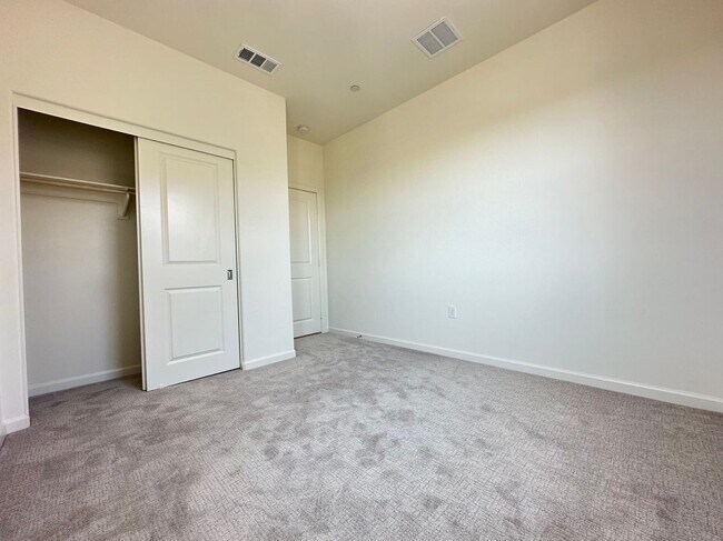 Building Photo - 4 bedroom home for leasing in Chino