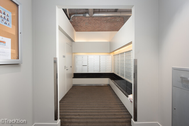 Building Photo - 900 N Kingsbury St