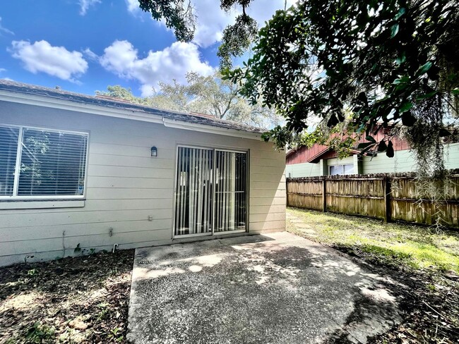 Building Photo - Cute 2/1 Duplex off Alafaya!