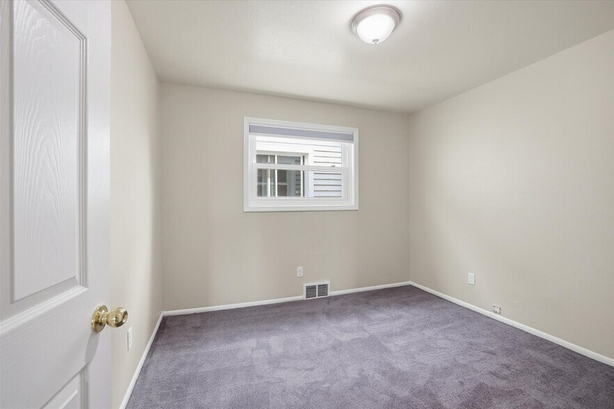 Bedroom 3 - 101 W Meinecke Ave