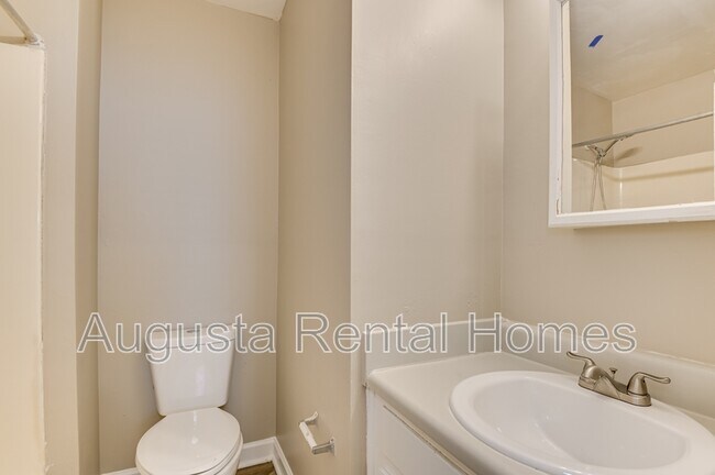 Building Photo - 515 3rd St
