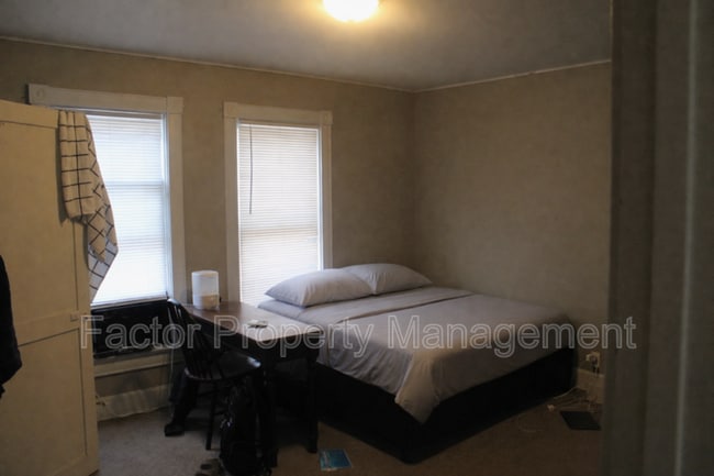 Building Photo - 328 N 6th St