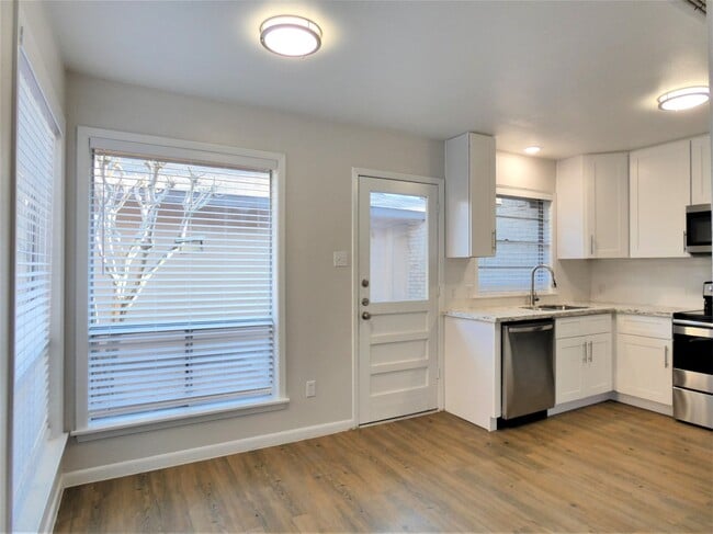 Building Photo - 604 Golfview Dr