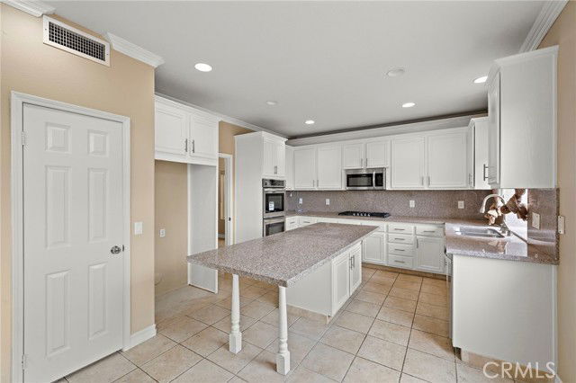 Building Photo - 25052 Pathway Dr