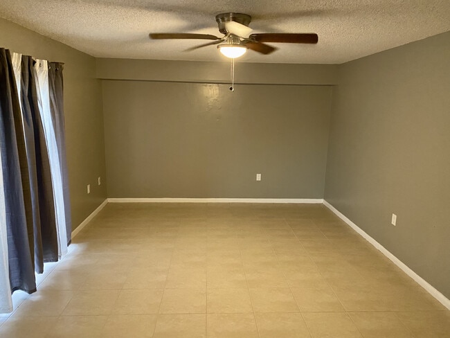 Building Photo - 619 6th Way