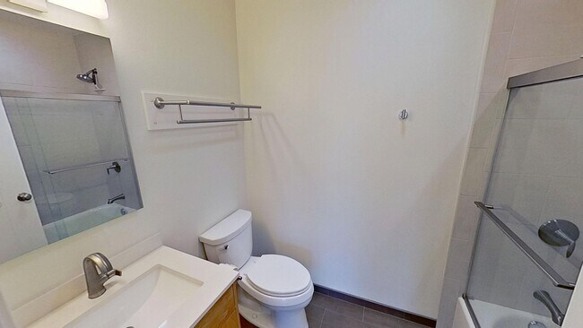 Building Photo - Spacious 3 bed / 3 bath in the More Mesa area
