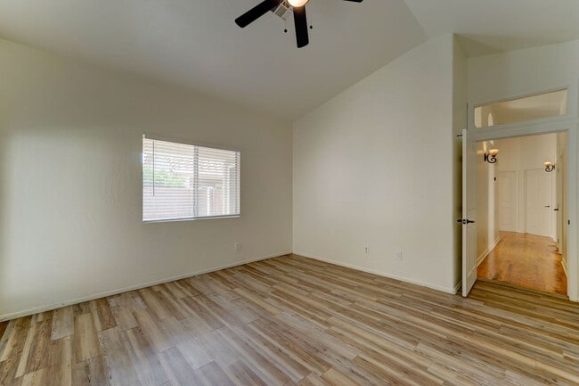 Building Photo - 2014 E Glenhaven Dr